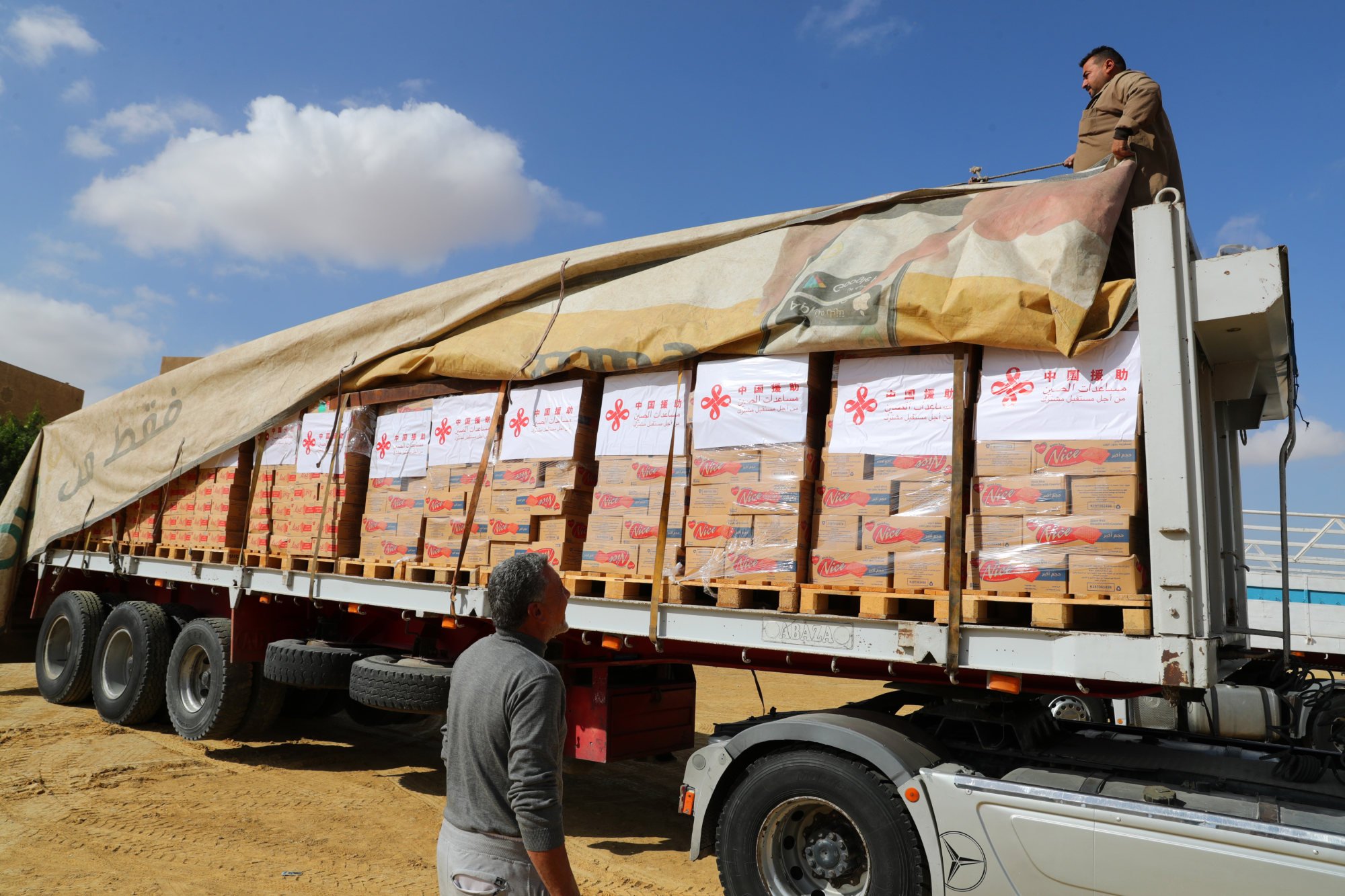 A truck loaded with humanitarian aid supplies to Gaza provided by the Chinese government waits in Cairo, Egypt, on November 27. Photo: Xinhua