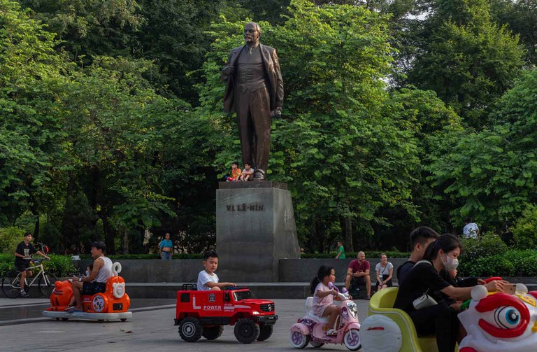 lenin-monument-1.jpg lenin-monument-1.jpg