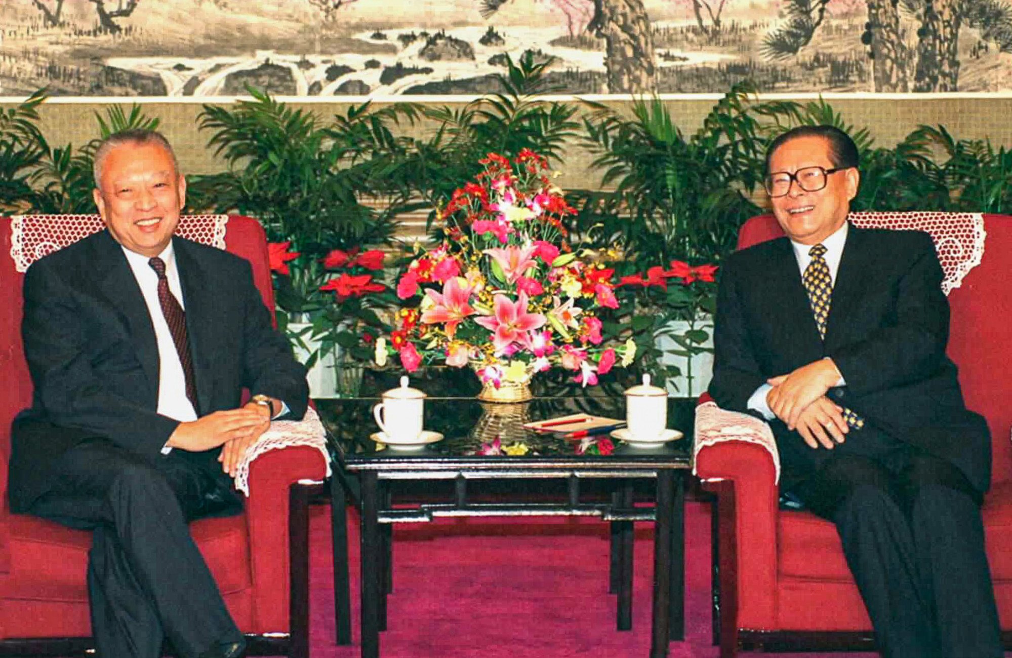 Then Hong Kong leader Tung Chee-hwa (left) on a duty visit to Beijing in 1997 meets the president, Jiang Zemin. Such meetings were much like how foreign leaders were received by their Chinese counterparts. Photo: Xinhua