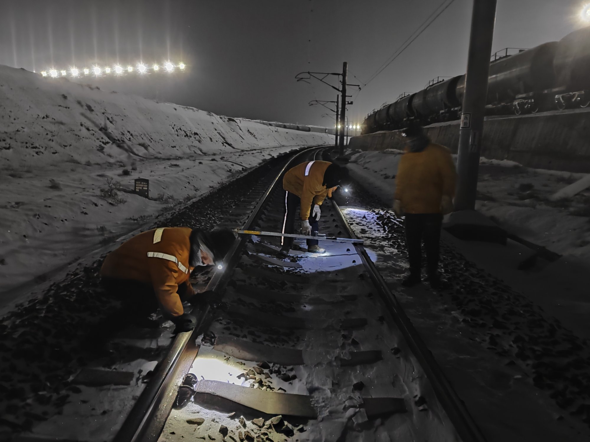 Railway workers check the tracks for damage after Tuesday’s earthquake in Xinjiang. Photo: Xinhua