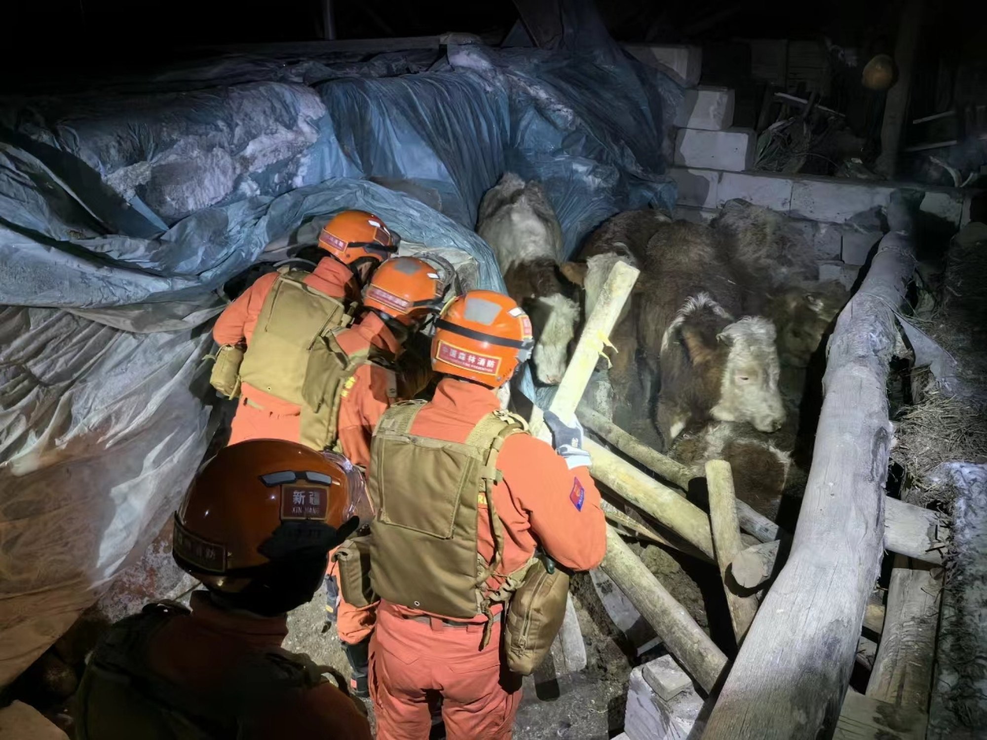 Rescue workers check for damage after the Xinjiang earthquake. Photo: Xinhua