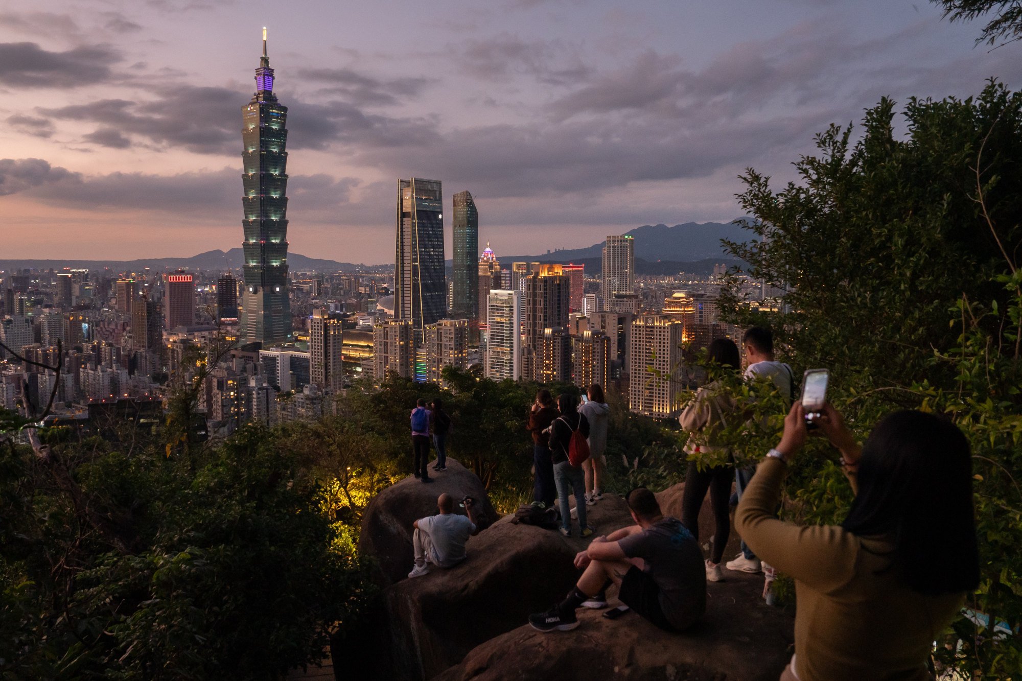 People take photos of downtown Taipei from Xiangshan on January 14. Photo: Elson Li