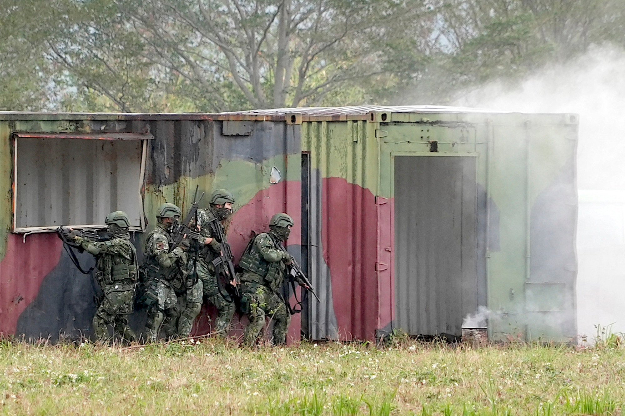 Taiwanese soldiers take part in drills at the Army defense command base in Taitung in southern Taiwan on Wednesday. Photo: AP