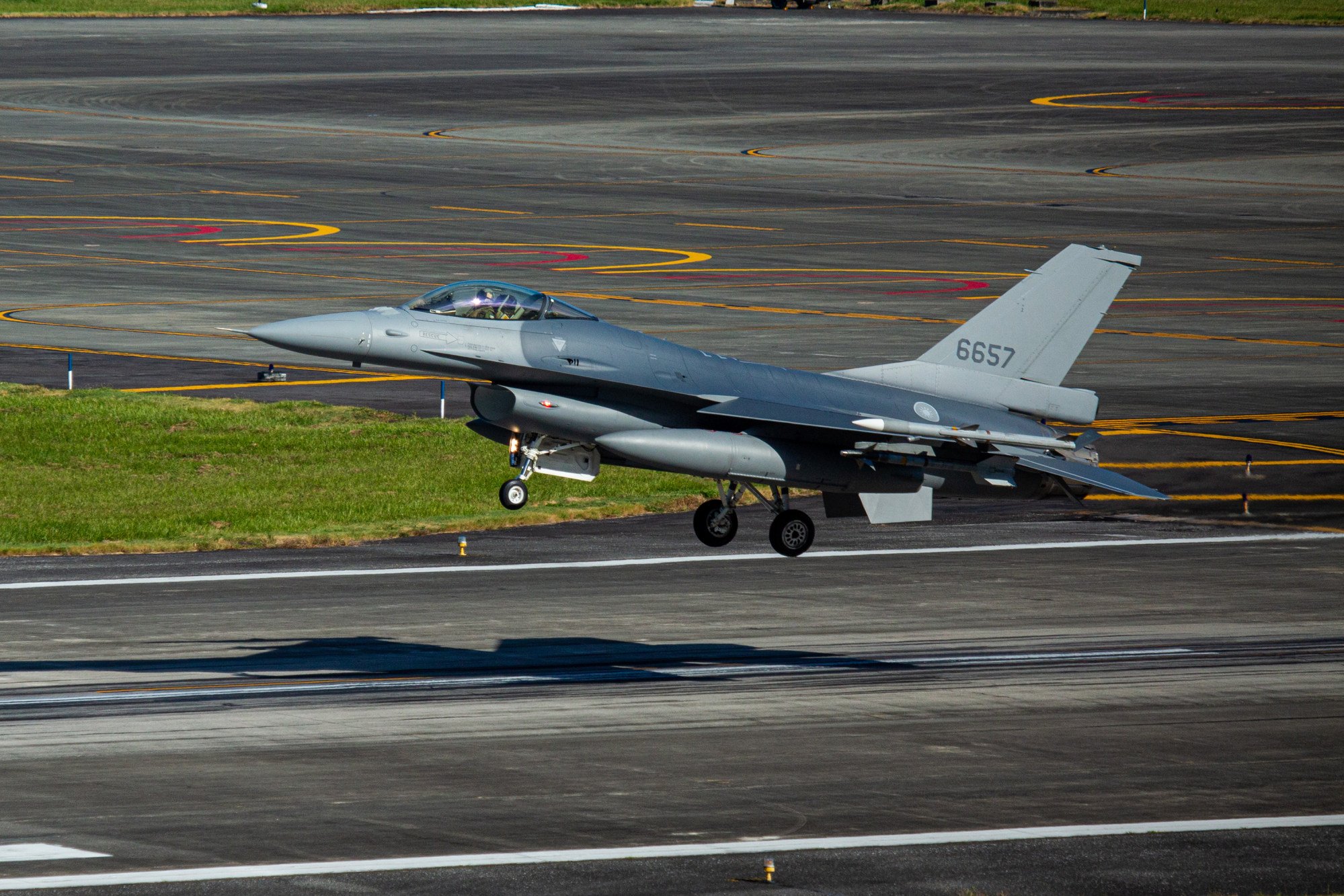 A Taiwanese F-16 Fighting Falcon fighter jet lands at Hualien Air Force Base in Hualien, Taiwan. File photo: Getty Images/TNS