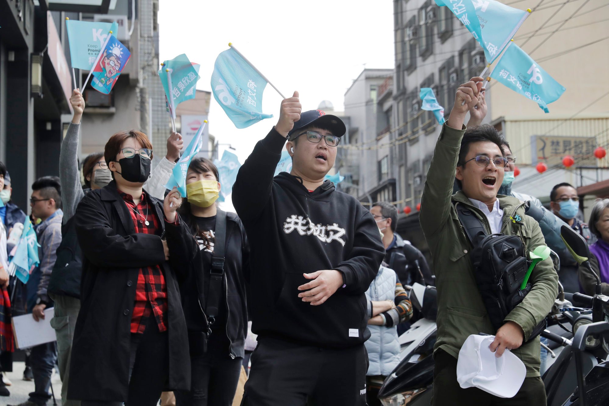 Supporters of TPP presidential candidate Ko Wen-je outside his campaign office in Hsinchu city, Taiwan on Thursday. Photo: AP