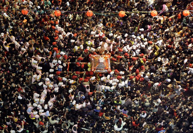 ENG_CHN_TaiwanGoddess_01102024.4.jpg Worshipers carry a statue of the goddess Matsu during the annual pilgrimage in Taichung, Taiwan, in 2010. (Pichi Chuang/Reuters)