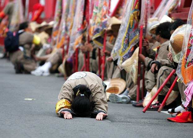 ENG_CHN_TaiwanGoddess_01102024.2.jpg A woman prostrates herself during the annual pilgrimage to honor the sea goddess Matsu in Taiwan’s Yunlin county in 2005. (Richard Chung/Reuters)