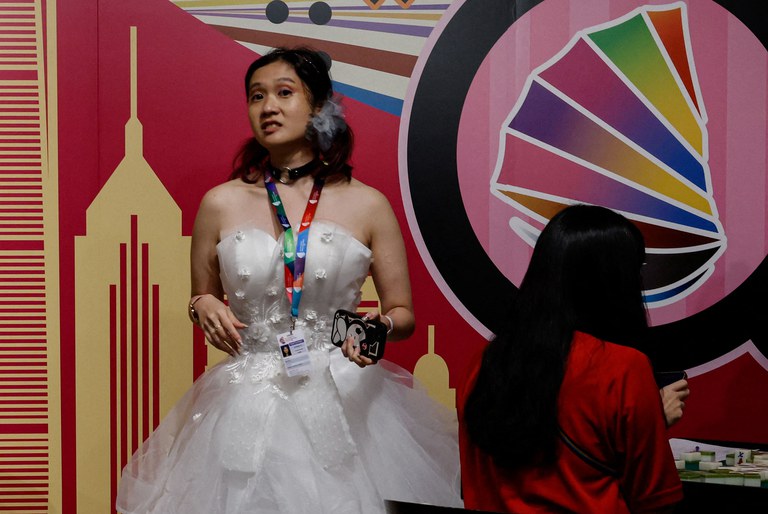 ENG_CHN_FEATURERainbowFlag_01252024.5.jpg .JPG A participant wears a wedding dress during the Mahjong competition at the Gay Games in Hong Kong November 5, 2023. In mainland China, there seems to be a crackdown on the public expression of sexual minority identities. (Tyrone Siu/Reuters)