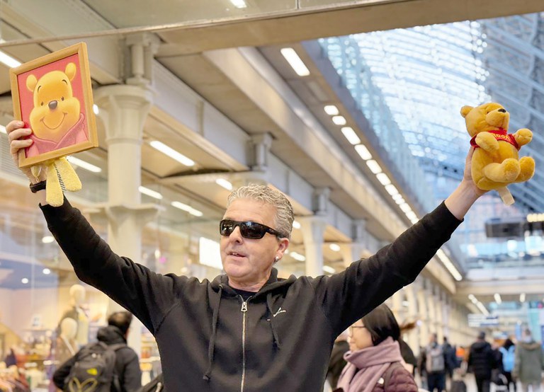 ENG_CHN_UKPiano_01292024_2.JPG YouTuber Brendan Kavanagh holds up a Winnie the Pooh doll, which is banned in China, after playing the public piano at London's St. Pancras railway station on Jan. 26, 2024. (RFA)