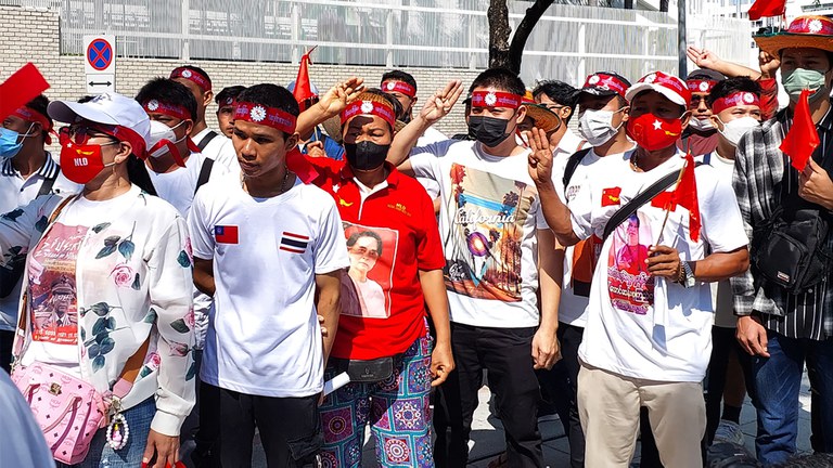 ENG_BUR_MigrantTaxes_01042023_02.jpg Myanmar migrant workers in Thailand protest in front of the United Nations office in Bangkok against the junta's 2% taxation of their income, Dec. 17, 2023. (RFA Photo)