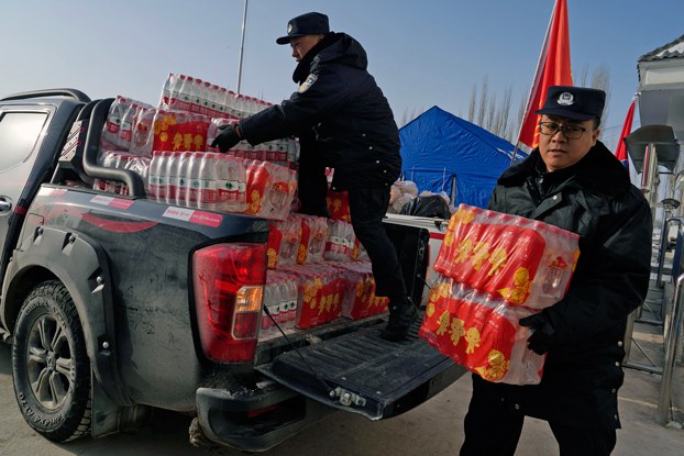 ENG_UYG_AksuEarthquake_01242024.3.jpg Chinese officials deliver supplies to a shelter in Yamansu township, Aksu prefecture, in northwestern China's Xinjiang region, Jan. 24, 2024. (Ng Han Guan/AP)