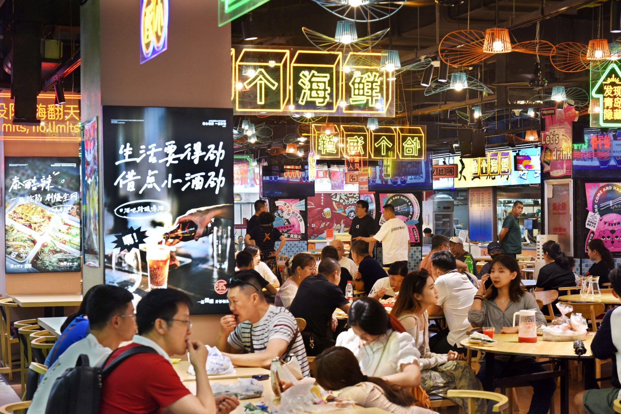 Diners at the Fushansuo Market in Shinan District of Qingdao in Shandong province on August 7, 2023. Photo: Xinhua.