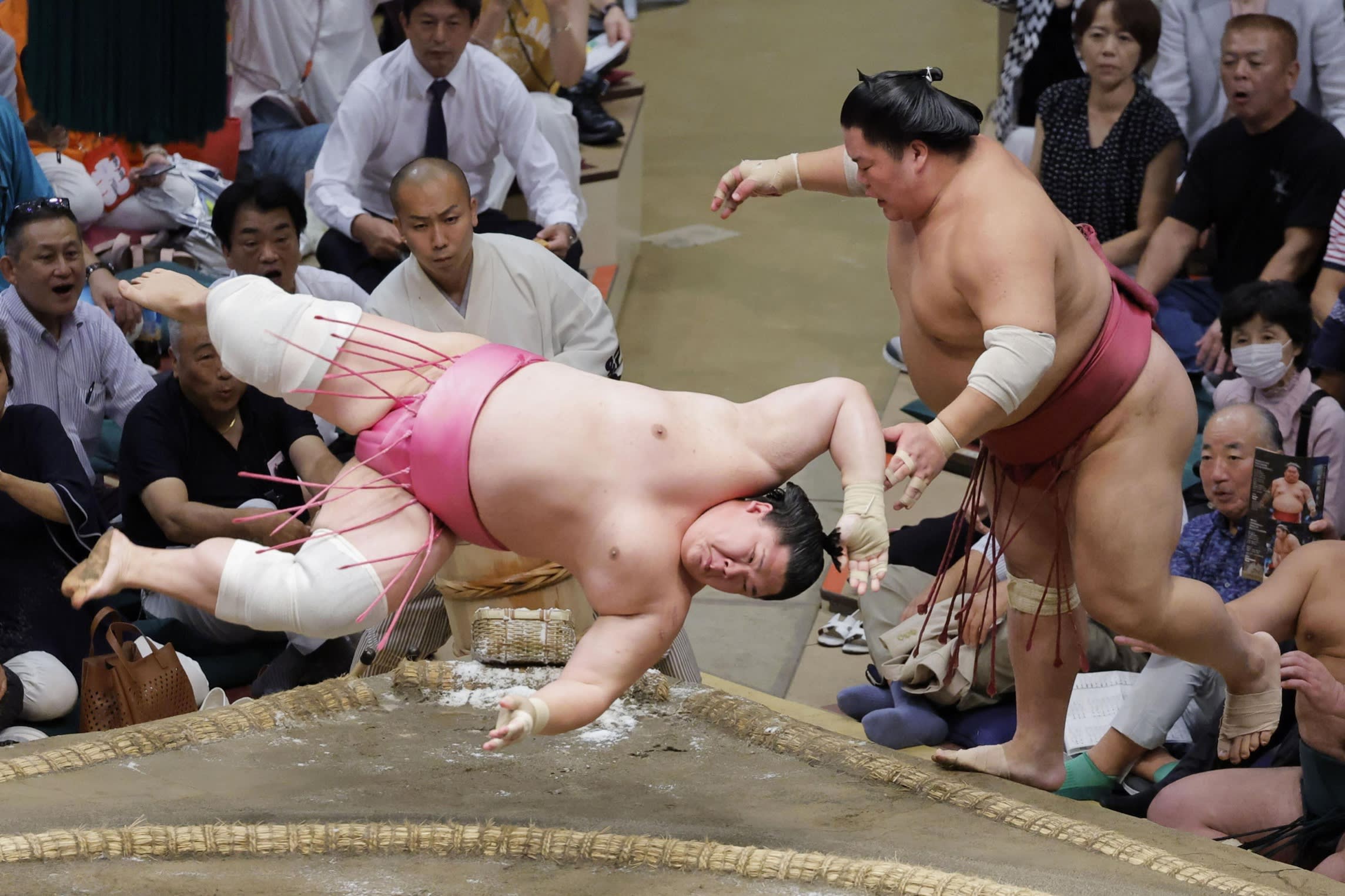 Wrestlers Ura and Daieisho at last year’s Autumn Grand Sumo Tournament