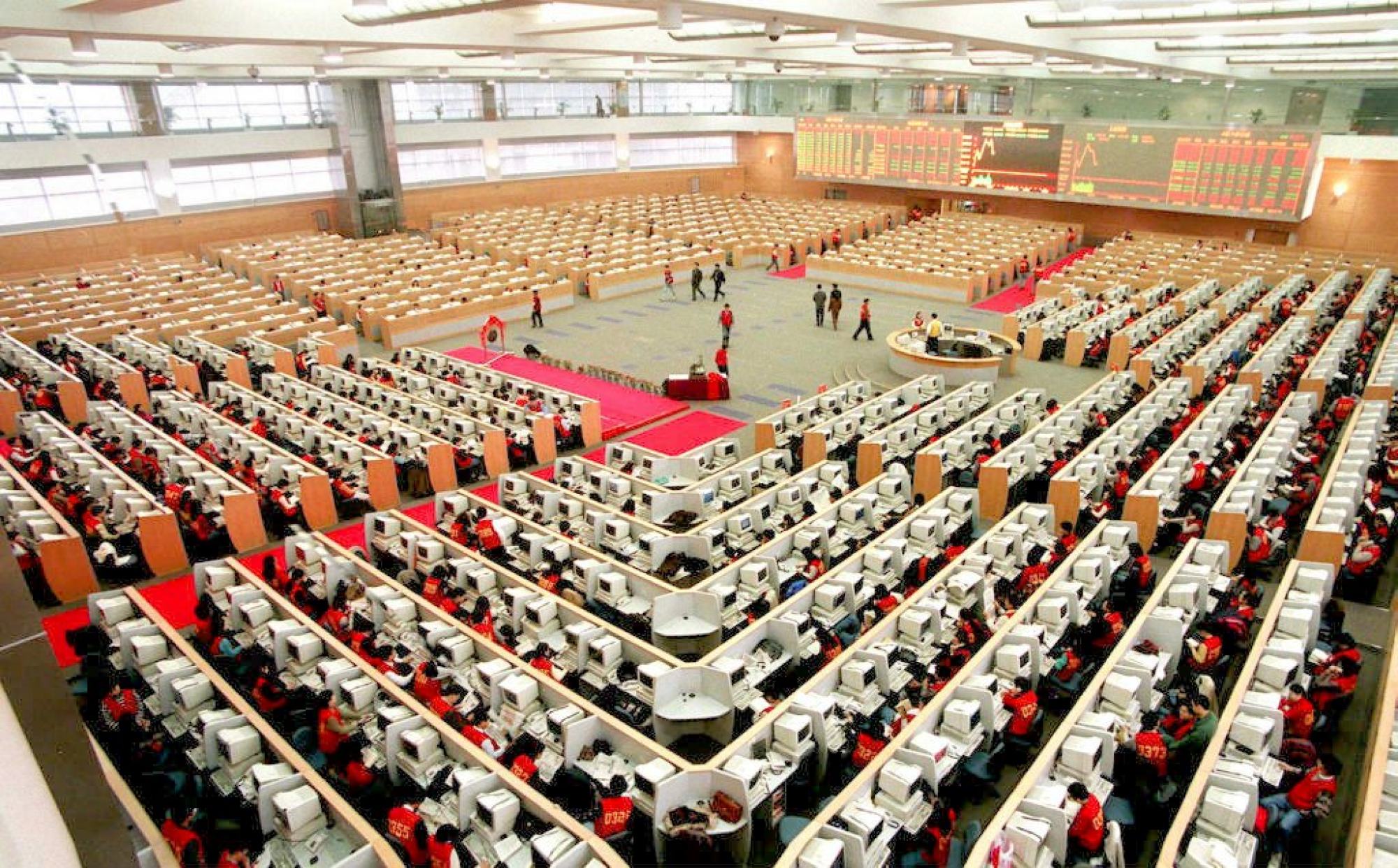 A view of the Shanghai Stock Exchange trading floor on 19 December, 1997. Photo: AFP