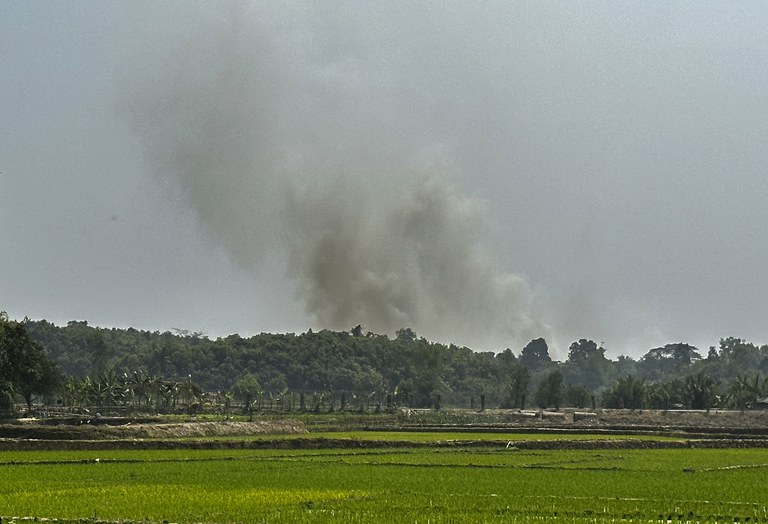 ENG_BUR_AACaptureCamp_02052024.4.jpg Smoke rises from a Myanmar Border Police post following fighting with Arakan Army forces near Ghumdhum, Bangladesh, Feb. 5, 2024. (Shafiqur Rahman/AP)