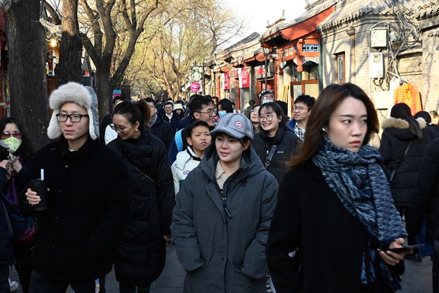 ENG_CHN_INTERVIEWFrankDikotter_02222024.7.jpg People walk along a street in the Dongcheng district of Beijing, Dec. 3, 2023. (Pedro Pardo/ AFP)
