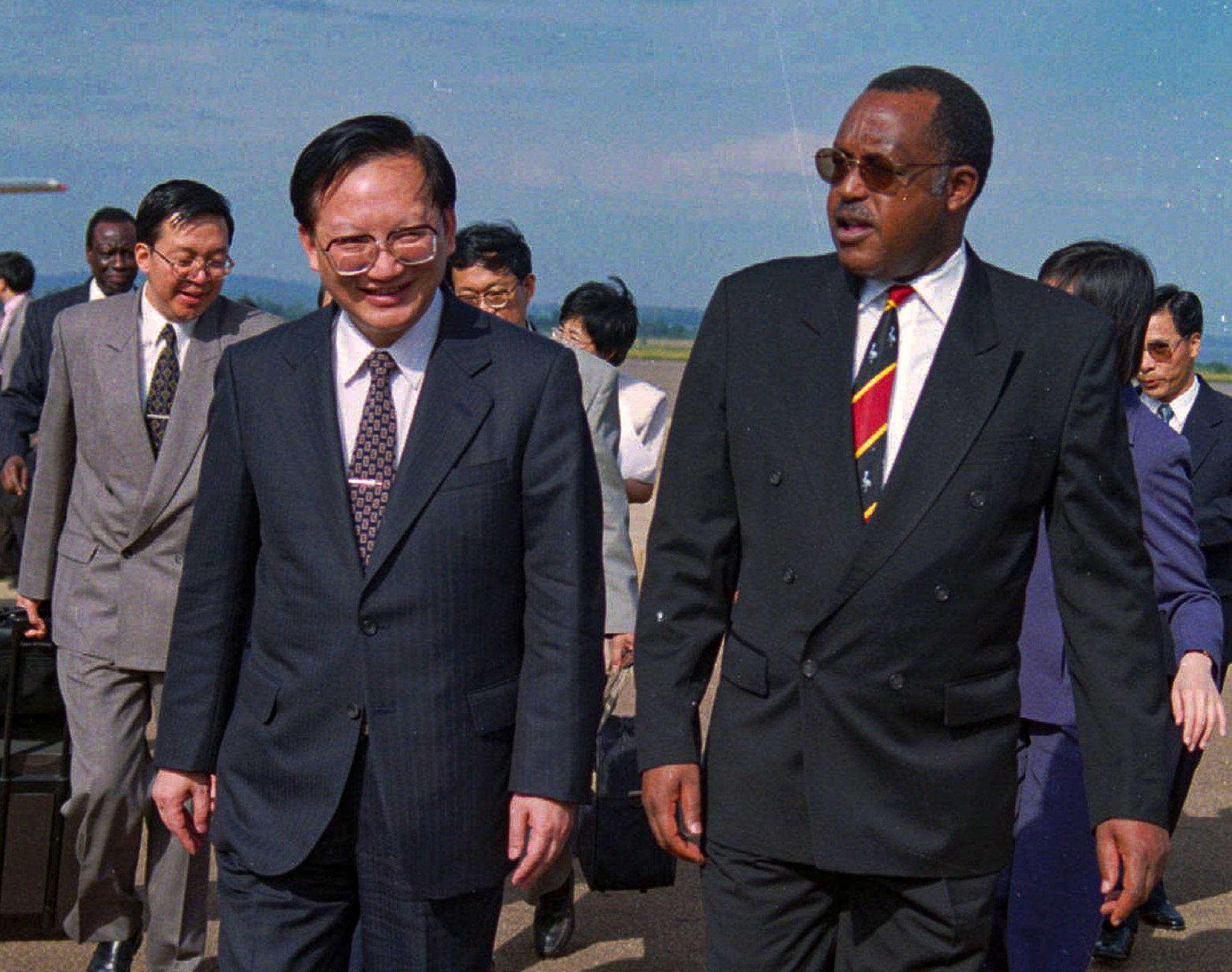 Then Chinese foreign minister Tang Jiaxuan is received by Ugandan foreign minister Eriya Kategaya, at Entebbe International Airport on January 8, 1999. Tang went on to visit Egypt, Kenya, Tanzania and Zambia. Photo: AP