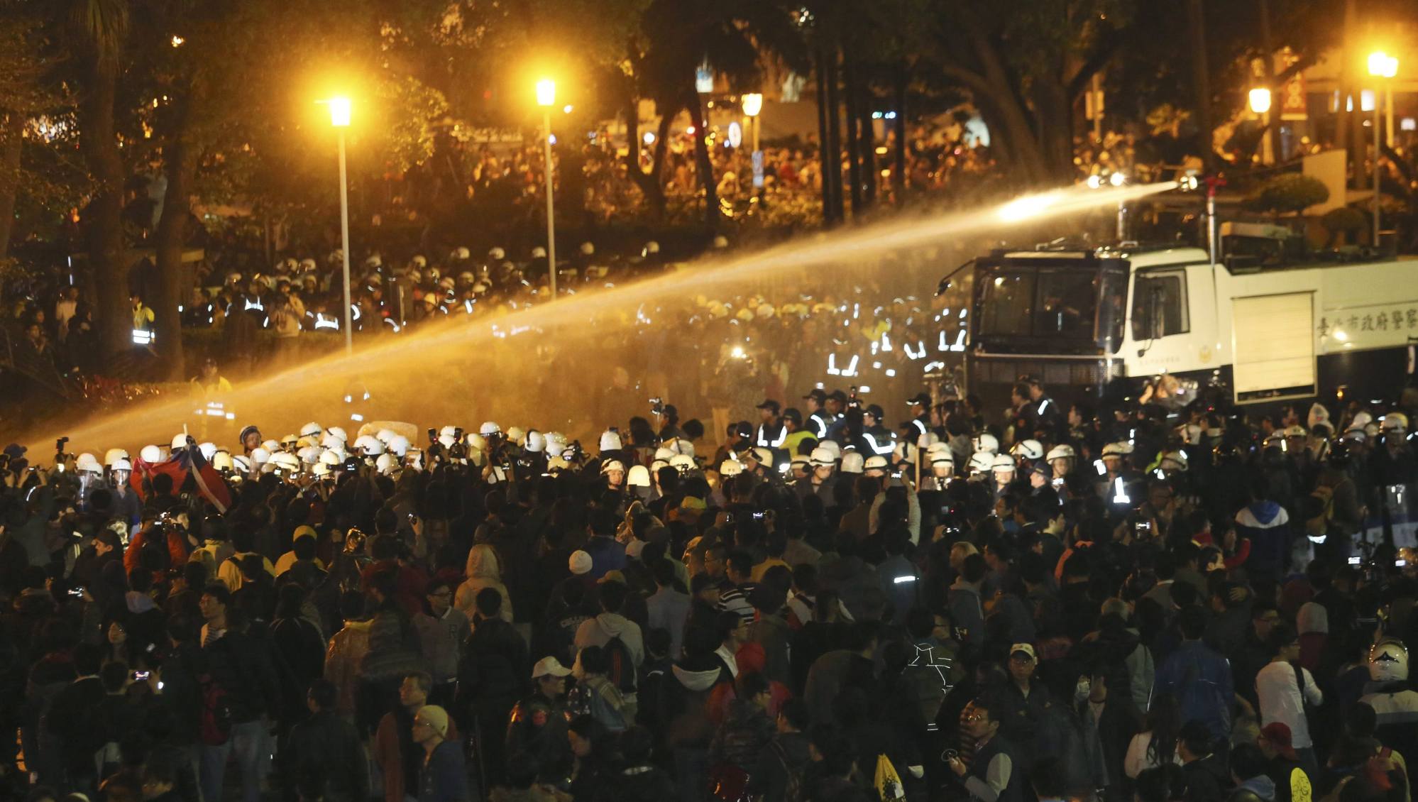 Taiwanese police use water cannons to disperse demonstrators protesting against a trade pact with mainland China during what became known as the Sunflower Movement in 2014. Photo: Reuters