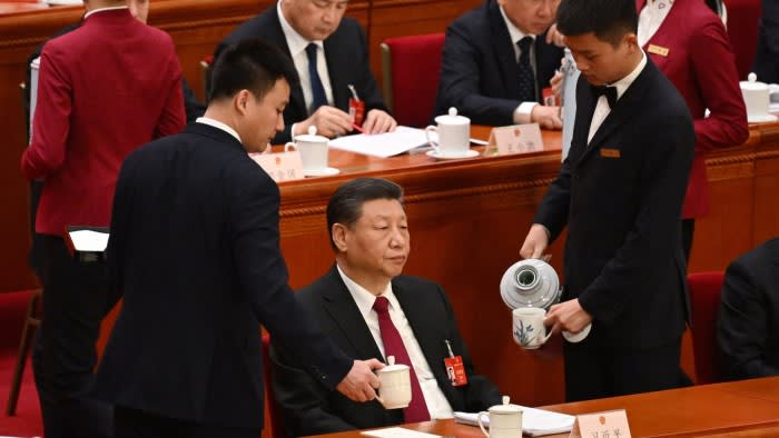 Attendants replenish Xi’s two tea cups