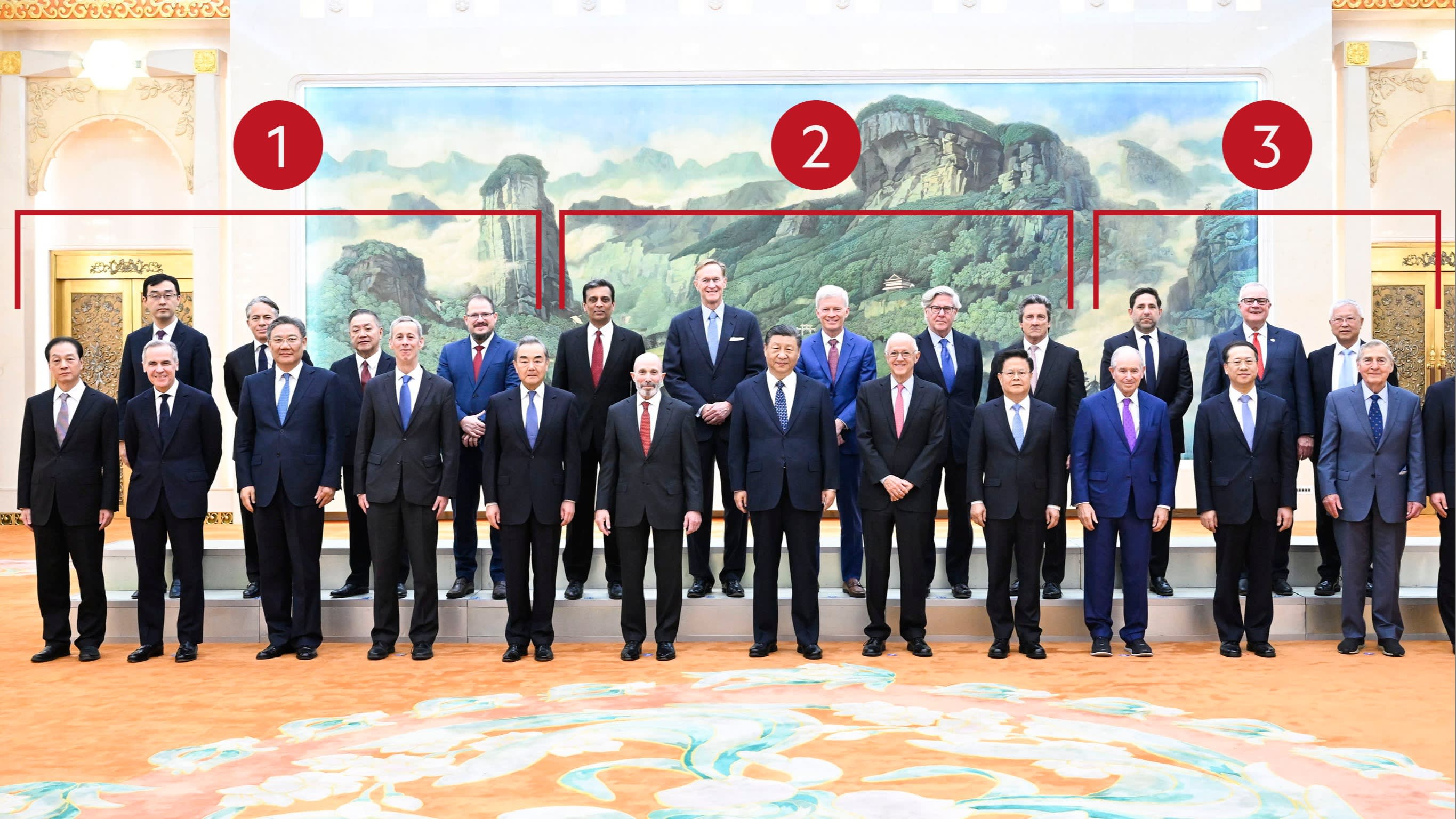 Xi Jinping poses for a group photo with US chief executives and business group leaders