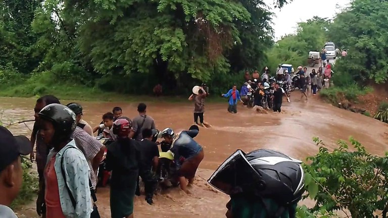ENG_BUR_JuntaFighting_03062024.4.jpg Displaced people from Kani township, Sagaing region, make their way across a stream, March 14, 2023. (Pyae Aung Naing – Kani)
