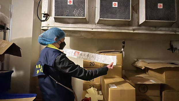 ENG_CHN_SudanRed_03052024.2.jpg A municipal public health official from Taiwan's Taoyuan city inspects documentation after banned Sudan Red dye is found in chili powder from China, March 2024. (Taoyuan Municipal Health Bureau)