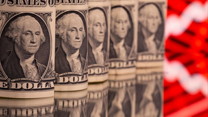 Montage of US $1 banknotes displayed next to a graph