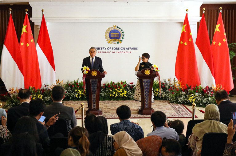 ID-CH-pic-2.jpg Chinese Foreign Minister Wang Yi (left) and Indonesian Foreign Minister Retno Marsudi attend a press conference after their meeting at the Ministry of Foreign Affairs in Jakarta, April 18, 2024. (Eko Siswono Toyudho/ BenarNews)