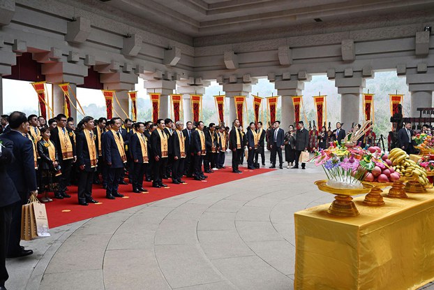 ENG_CHN_PoliticalMourning_04052024.2.jpg Former Taiwan President Ma Ying-jeou attends a ceremony at the Mausoleum of the Yellow Emperor in the northern Chinese province of Shaanxi, April 4, 2024. (Ma Ying-jeou’s office)