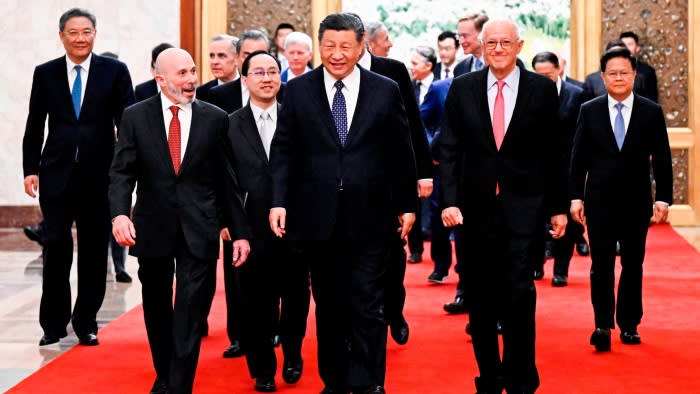 Xi Jinping walking with US business leaders