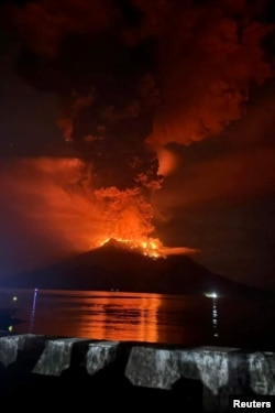 Hot lava flows from Mount Ruang volcano during an eruption in Sitaro, North Sulawesi province, Indonesia, April 17, 2024. (Antara Foto/HO/BPBD Kab Sitaro/via REUTERS)