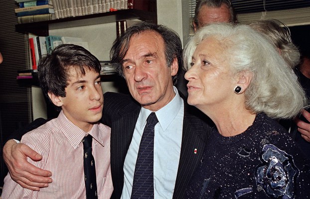 1_ENG_UYG_ElieWieselFoundation_04182024_02E.jpg Elie Wiesel poses with his wife Marion and son Elisha in New York, Oct. 14, 1986. (Richard Drew/AP)