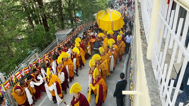 ENG_TIB_BuddhaRelics_04052024.2.jpg The relics of the Buddha are carried up to the Dalai Lama’s residence in Dharamsala, India, April 4, 2024. (Tenzin Woser/RFA)