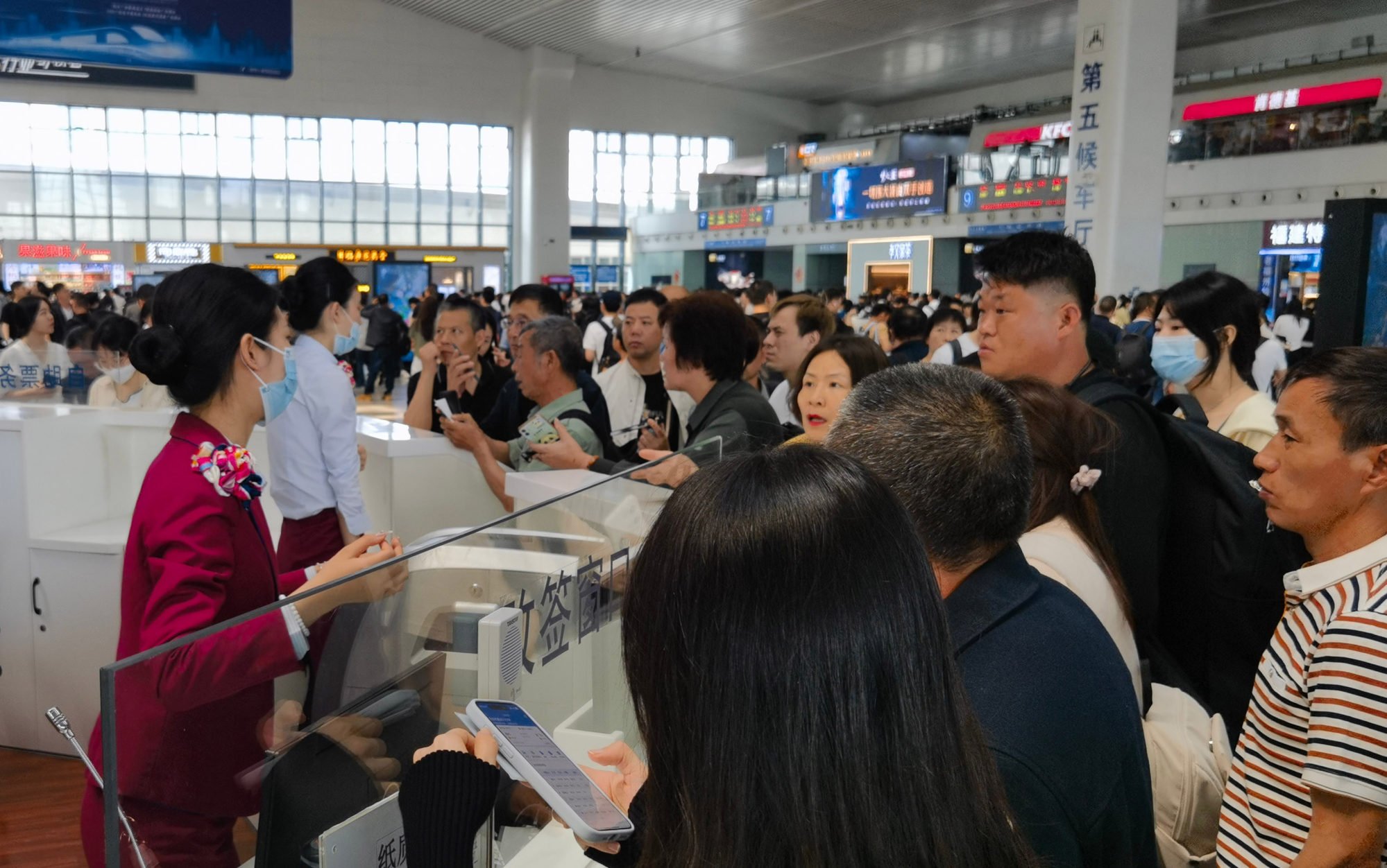 Rail passengers in Fuzhou, provincial capital of Fujian province in southeast China, had their journeys disrupted after tremors from Wednesday’s earthquake in Taiwan affected parts of the mainland. Photo: Handout
