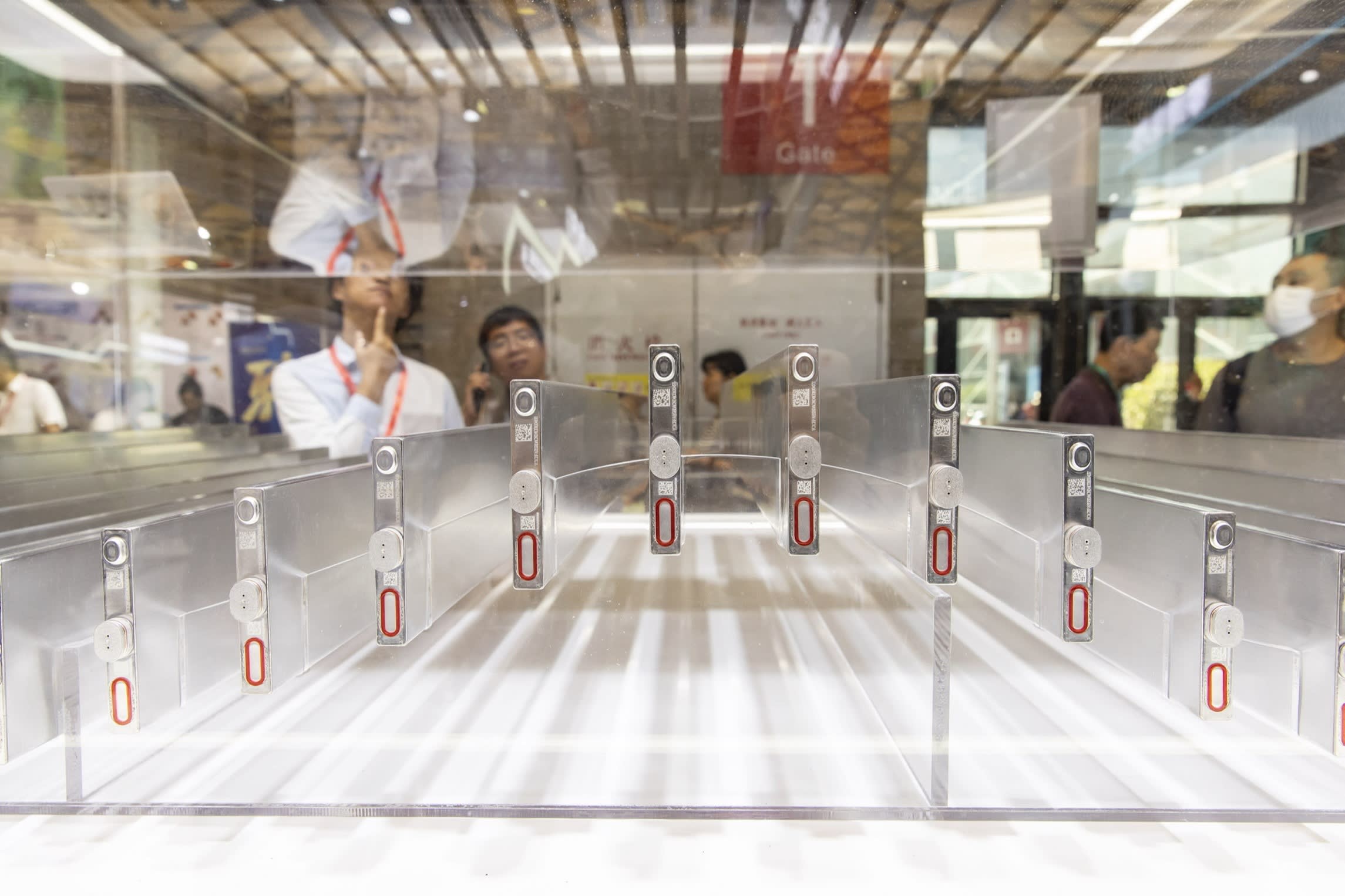 Attendees at a trade show look at BYD’s battery design
