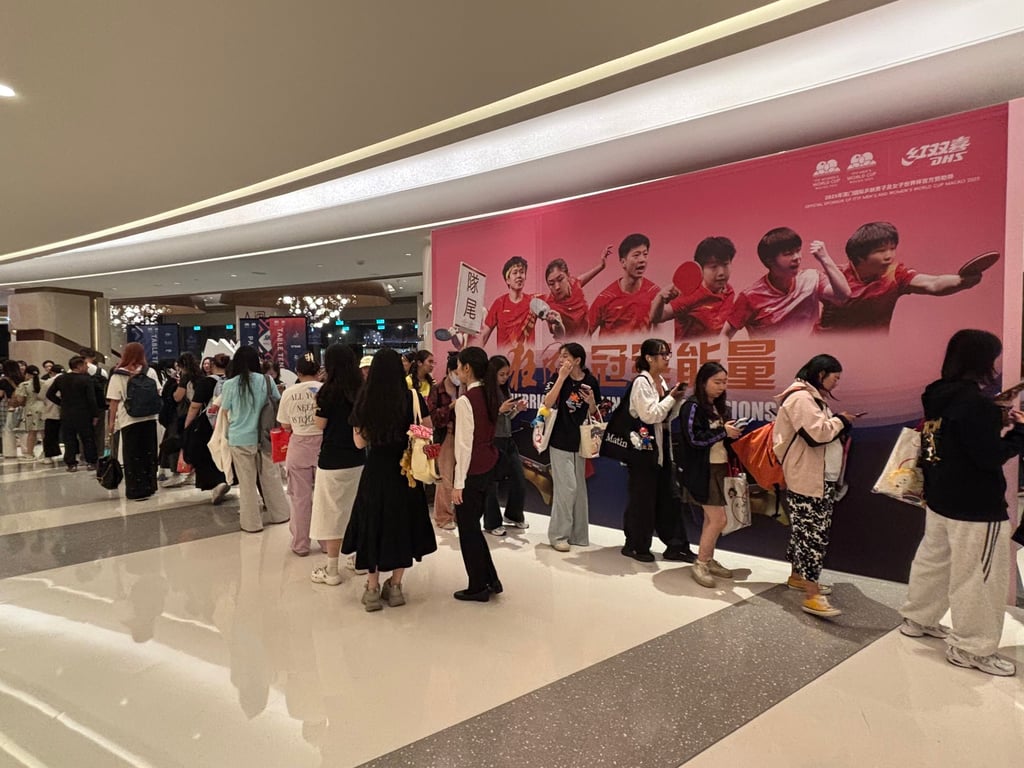 Chinese table tennis fans queue for national team merchandise in Macau. Photo: Lars Hamer Chinese table tennis fans queue for national team merchandise in Macau. Photo: Lars Hamer