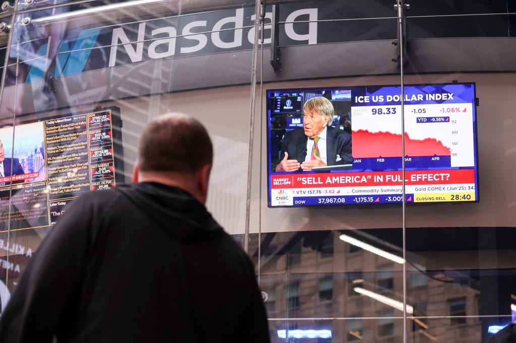 Television news reports show the US stock markets falling again in the Nasdaq studio in New York City on April 21, 2025. Photo: EPA-EFE Television news reports show the US stock markets falling again in the Nasdaq studio in New York City on April 21, 2025. Photo: EPA-EFE