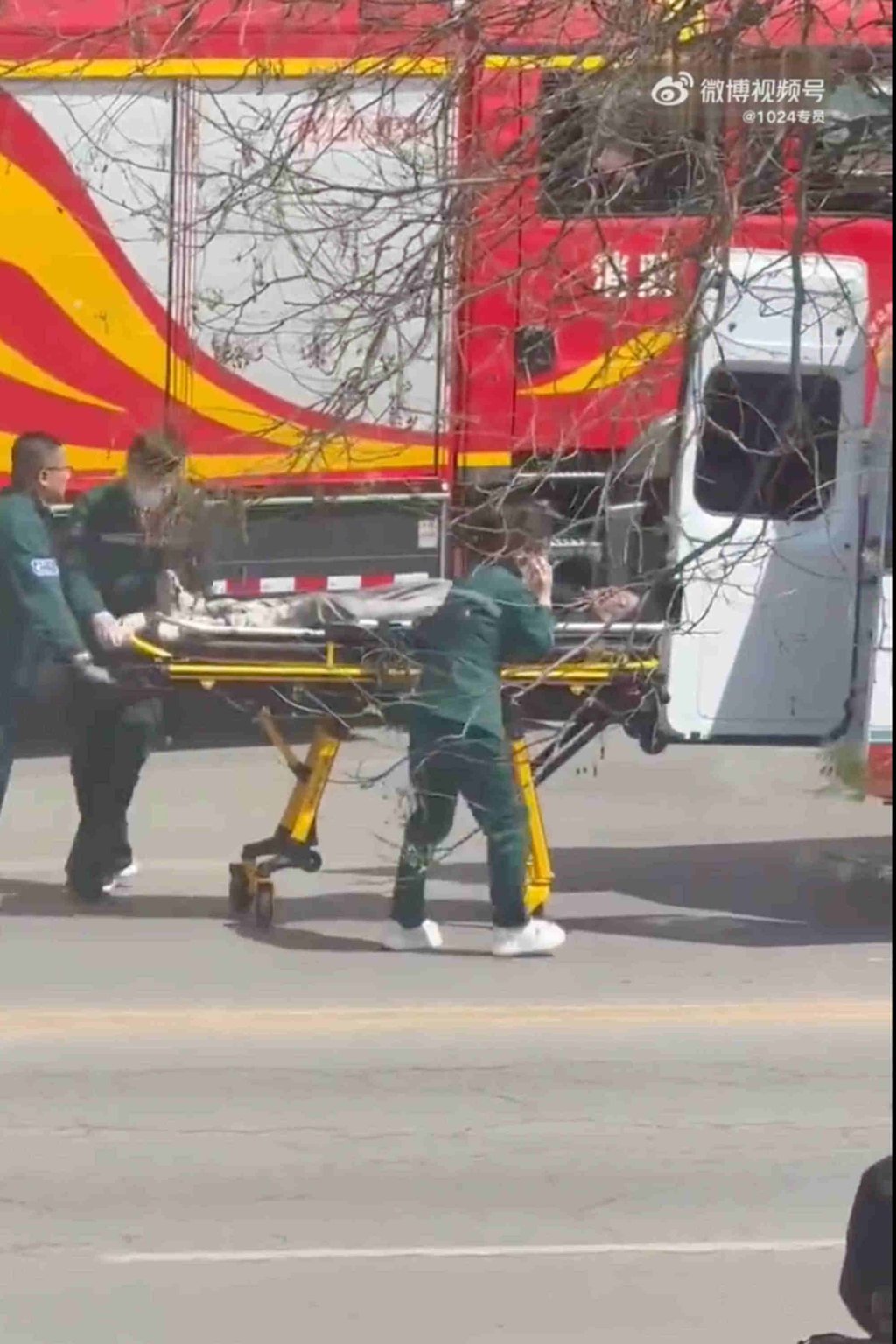 Paramedics rush a victim into an ambulance after a fire broke out at a restaurant on Tuesday in Liaoyang, Liaoning province. Photo: Weibo Paramedics rush a victim into an ambulance after a fire broke out at a restaurant on Tuesday in Liaoyang, Liaoning province. Photo: Weibo