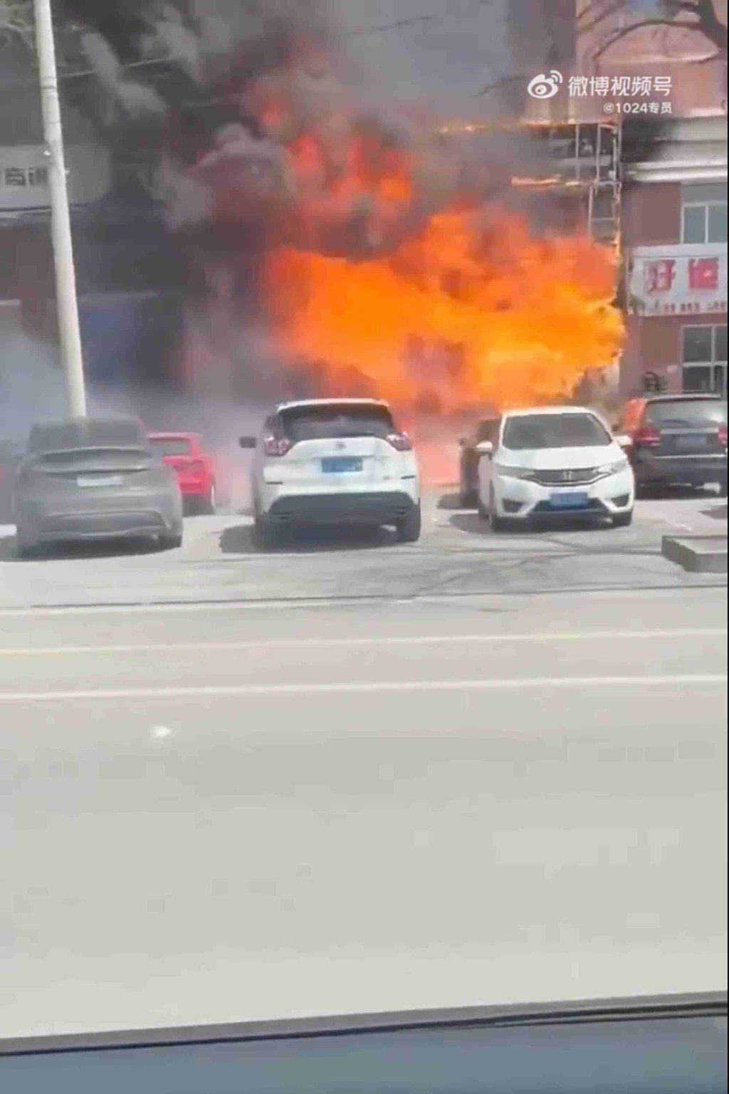 Online video showed a busy street packed with parked vehicles in front of a restaurant that caught fire. Photo: Weibo Online video showed a busy street packed with parked vehicles in front of a restaurant that caught fire. Photo: Weibo