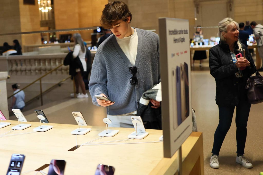 People shop at an Apple Store in New York City’s Grand Central Station on April 4, 2025. Photo: Getty Images via AFP