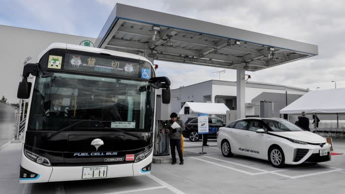 A Toyota fuel cell bus and a Honda Clarity fuel cell vehicle at a hydrogen station in Tokyo