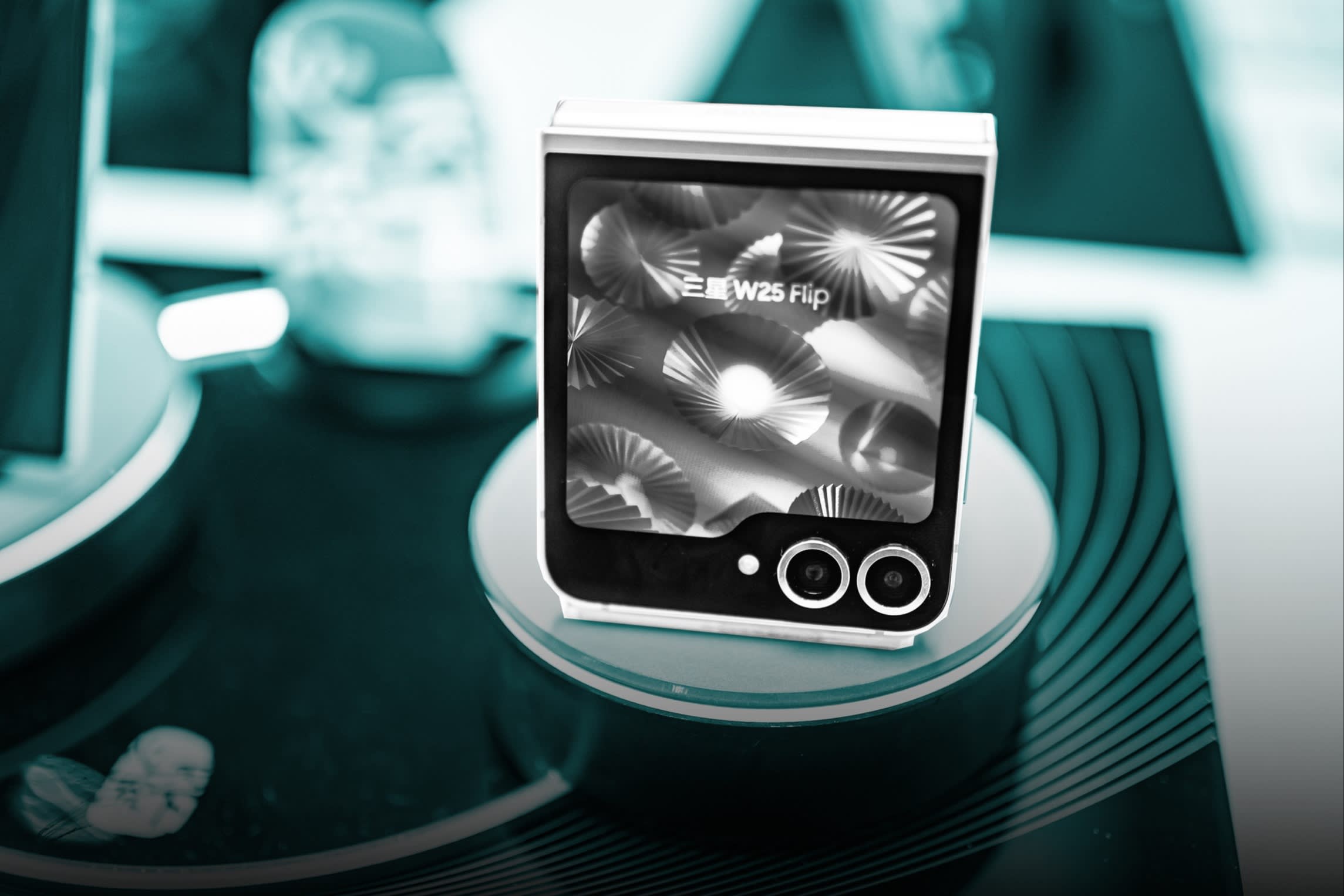 Samsung W25 Flip