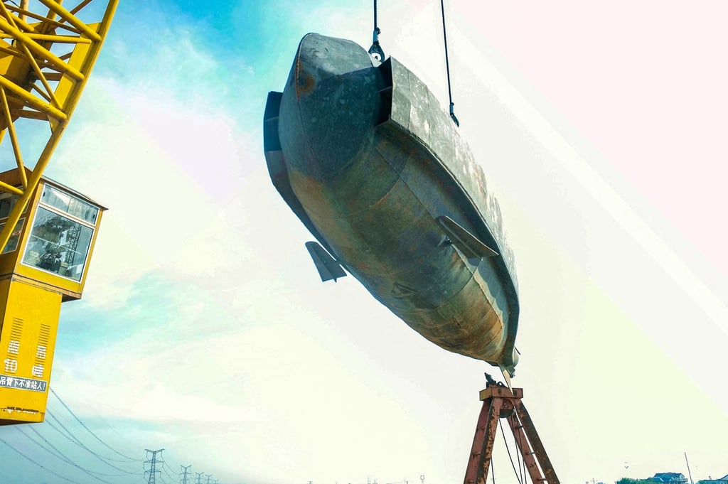 The homemade submarine made by Chinese farmer Zhang Shengwu is lowered into a river in Hanshan county on July 2. Photo: AFP The homemade submarine made by Chinese farmer Zhang Shengwu is lowered into a river in Hanshan county on July 2. Photo: AFP