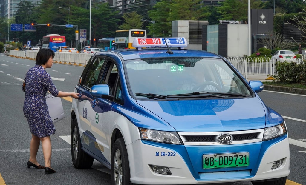A passenger boards an electric taxi in Shenzhen, Guangdong province on March 19, 2019. Photo: Roy Issa A passenger boards an electric taxi in Shenzhen, Guangdong province on March 19, 2019. Photo: Roy Issa