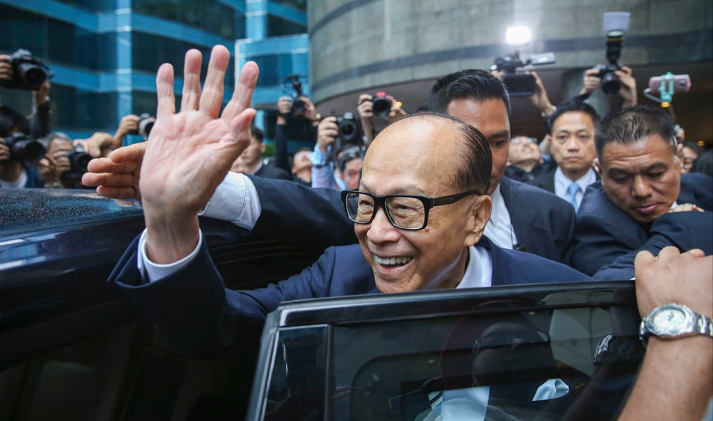 Tycoon Li Ka-shing (centre) left the Harbour Grand Kowloon Hotel in Hung Hom after attending his final annual general meeting as the chairman of CK Group on May 10, 2018. He retired after the general meeting. Photo: Sam Tsang