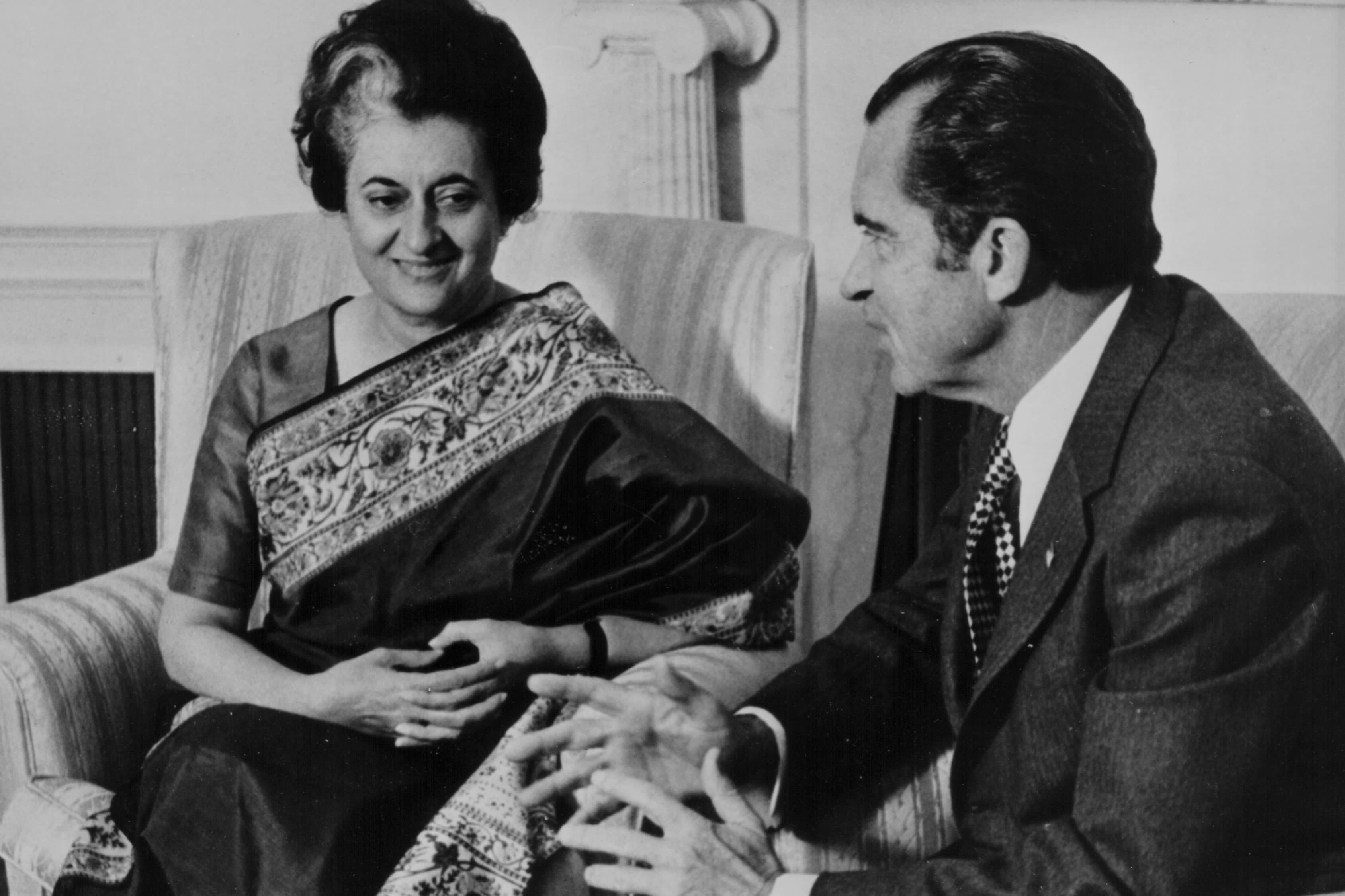 A black and white photograph of Gandhi and Nixon talking at the White House in November 1971