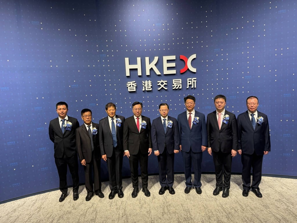 Shuangdeng Group’s chairman Yang Rui (fourth from the right) and China International Capital’s deputy party secretary Wang Shuguang (second from the right) during Shuangdeng’s trading debut in Hong Kong on August 26, 2025. Photo: Julie Zhang