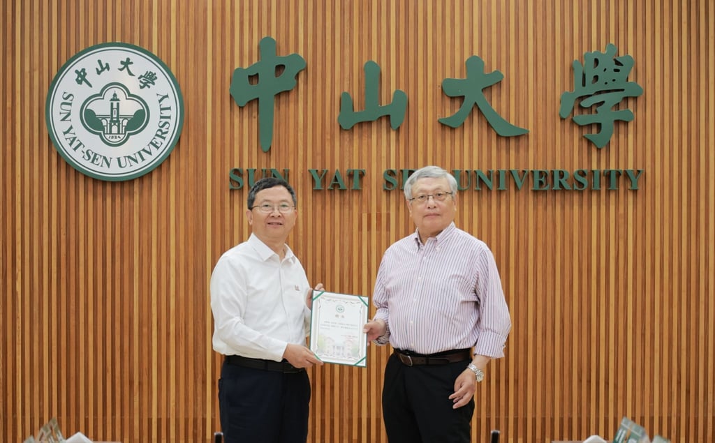 Zhang (left) receives his letter of appointment as a full-time faculty member at Sun Yat-sen University’s Institute of Advanced Studies Hong Kong on June 27, 2025. Photo: Handout