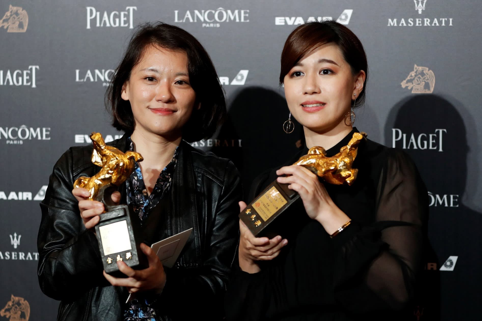 Fu Yue poses with another prizewinner after the 2018 award ceremony