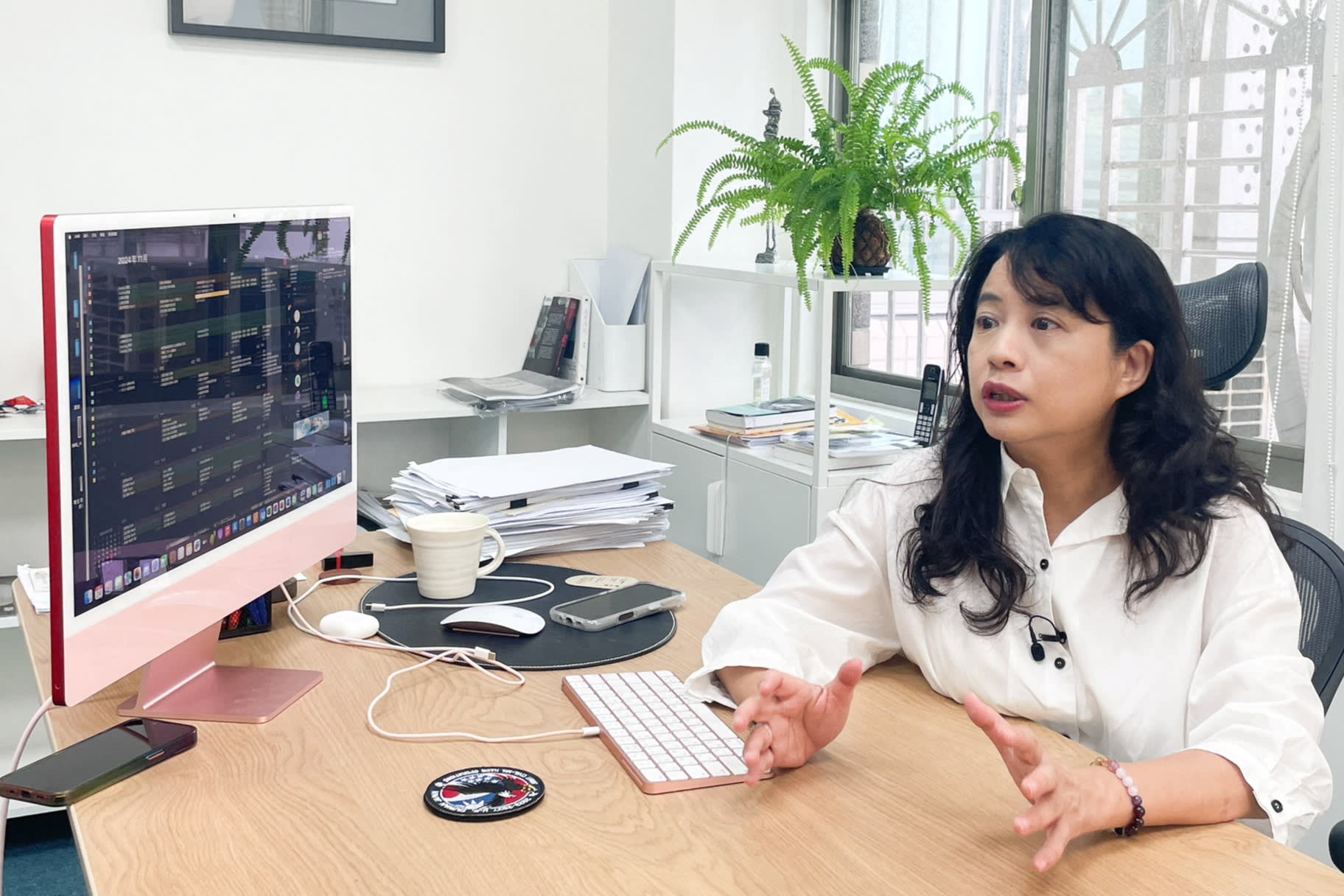 Cheng Hsin-mei sitting at a desk 
